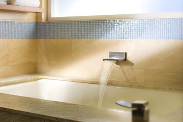 Deep soaking bathtub