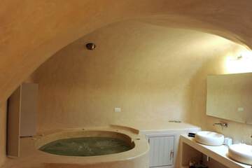 Indoor spa tub