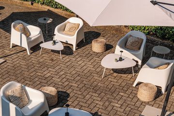 Poolside bar
