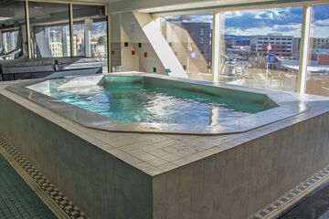 Indoor spa tub