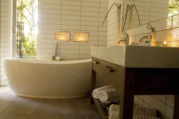 Deep soaking bathtub