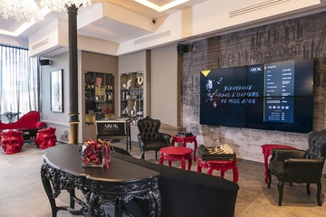 Lobby lounge
