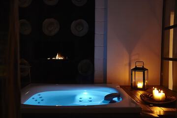 Private spa tub