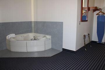 Jetted tub