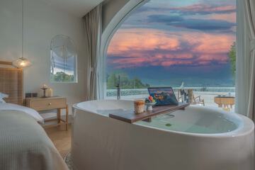 Deep soaking bathtub