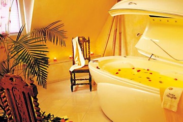 Indoor spa tub