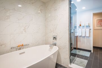 Deep soaking bathtub