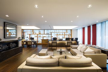 Lobby lounge