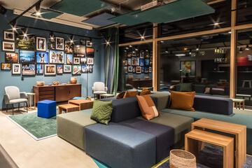 Lobby lounge