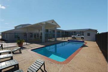 Summit Inn & Suites Hempstead