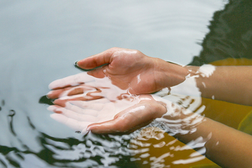 #Natural hot springs_The water has a smooth texture. Your skin will feel silky smooth after you get out of the bath!