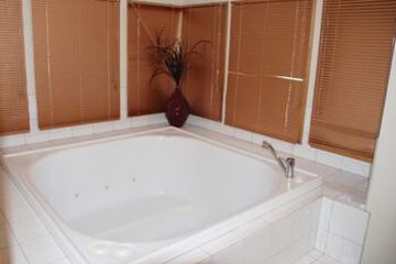 Deep Soaking Bathtub