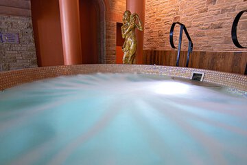 Indoor spa tub