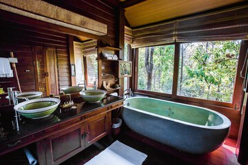 Deep soaking bathtub