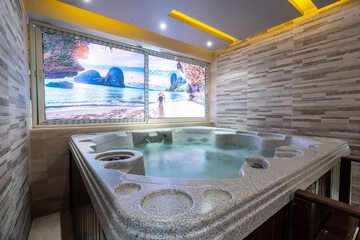 Indoor spa tub