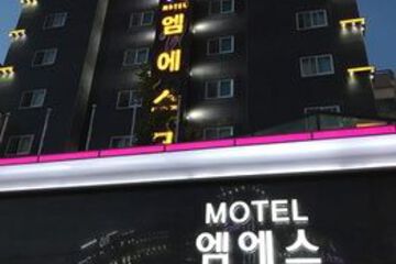 Hotel Front - Evening or Night