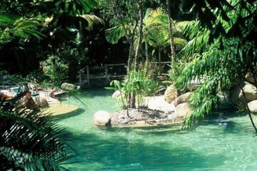 Swimming pool [outdoor]