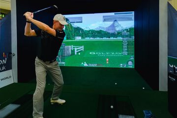 Indoor golf driving range