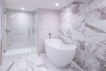 Deep soaking bathtub