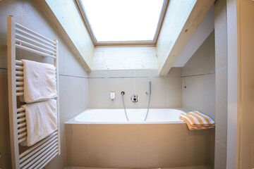 Deep soaking bathtub