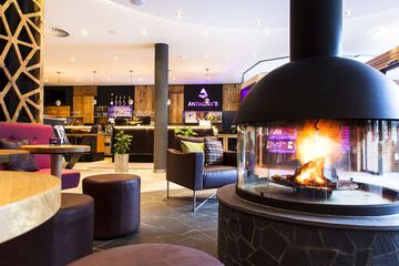 Lobby lounge