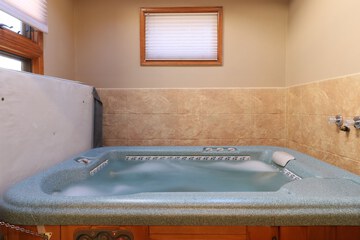Private spa tub