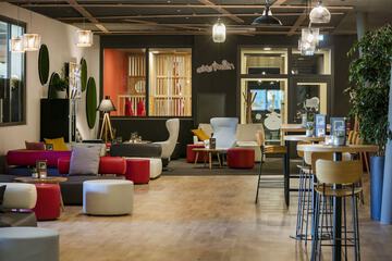 Lobby lounge