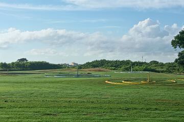 Indoor golf driving range