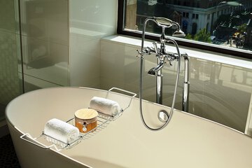 Deep soaking bathtub