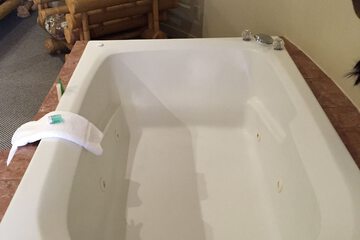 Deep soaking bathtub