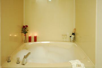 Deep soaking bathtub