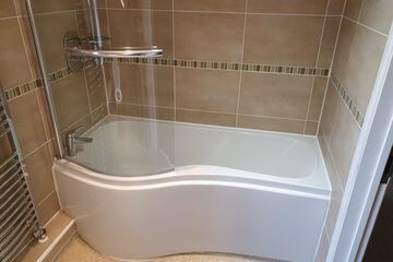 Deep soaking bathtub