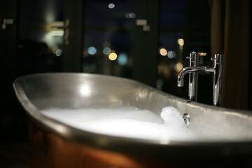 Deep soaking bathtub