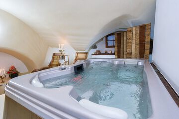 Indoor spa tub