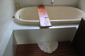 Deep Soaking Bathtub