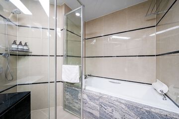 Deep soaking bathtub