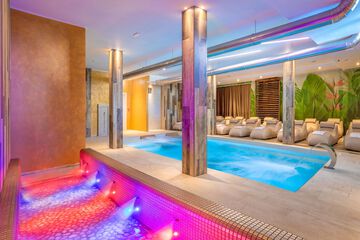 Indoor spa tub