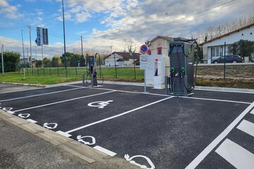 Electric vehicle charging station