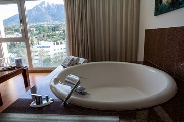 Deep soaking bathtub
