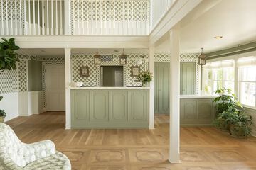 Check-in/check-out kiosk