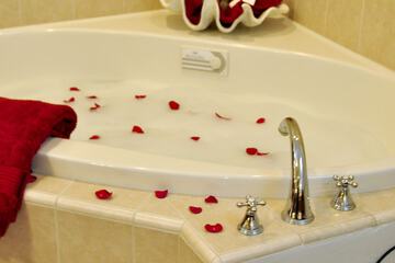 Deep soaking bathtub