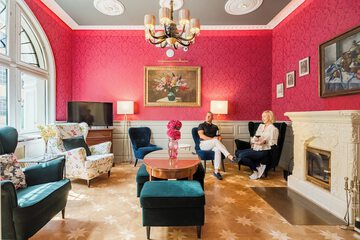 Lobby lounge