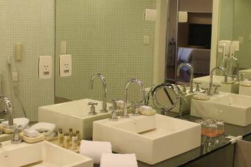 Bathroom sink