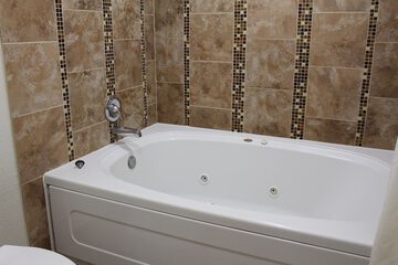 Jetted tub