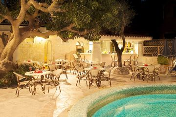 Poolside bar