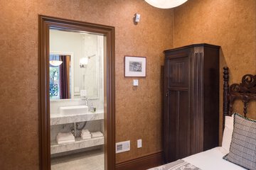 Room 27 of 38