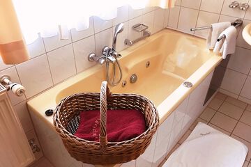 Deep soaking bathtub