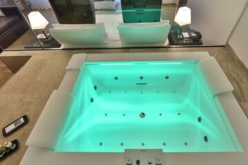 Private spa tub