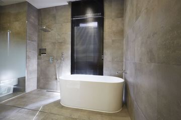 Deep soaking bathtub