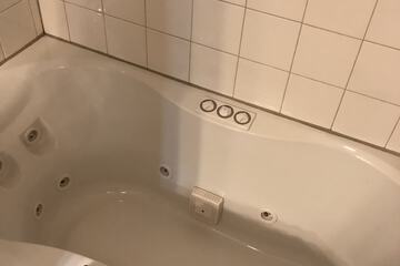 Jetted tub